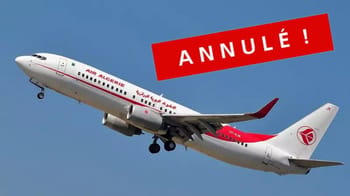 Avion Air Algérie en vol avec bannière Annulé en rouge.