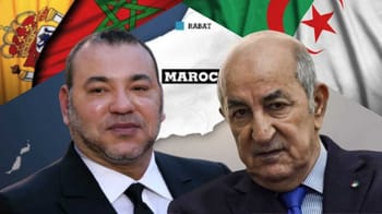 Deux hommes politiques avec drapeaux du Maroc, Algérie et Espagne en arrière-plan.
