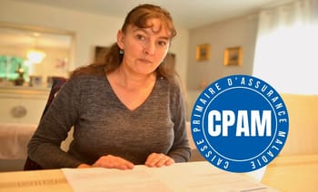 Femme assise à une table avec logo CPAM à côté, parlant à la caméra.