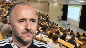 Djamel Belmadi lors d'une conférence à l'Université d'Alger 3.