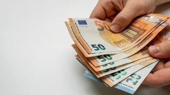 Main tenant des billets de 50 euros face au marché noir des devises.