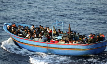 Espagne: augmentation drastique du nombre de haraga, malgré les représailles Bateau surpeuplé transportant des migrants en mer Méditerranée.