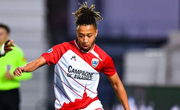 Footballeur marocain Oussama Falouh en pleine action sur le terrain.