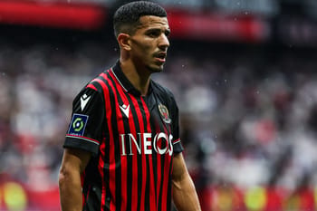 Youcef Atal joueur de football en maillot de l'OGC Nice.