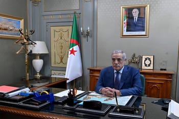 Le Premier Ministre Larbaoui lors d'une réunion officielle en Algérie.