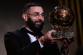 Karim Benzema tenant le Ballon d'Or lors d'une cérémonie.