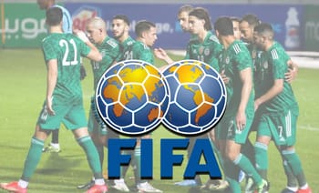 Les joueurs algériens en action lors d'un match international de football.