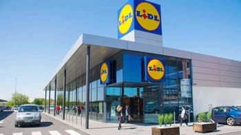 Magasin Lidl avec clients et parking.