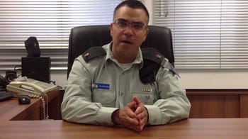 Officier de l'armée israélienne parlant lors d'une interview.