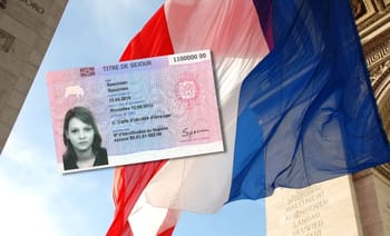 Titre de séjour français falsifié avec drapeau français en arrière-plan.