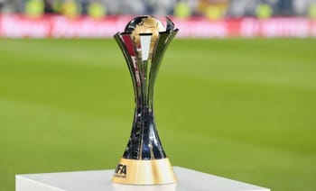 Trophée de la Coupe du Monde des Clubs 2023 sur une table blanche.