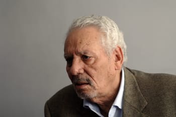 Portrait d'un homme âgé avec cheveux gris et expression sérieuse.