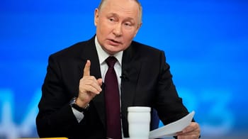 Homme politique russe en discussion lors d'une interview télévisée.
