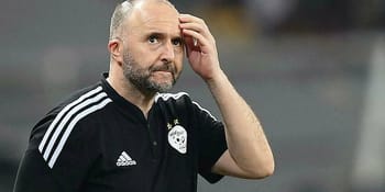 Djennad, entraîneur, en réflexion lors d'un match de football.