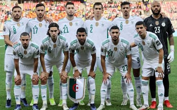 Les joueurs de l'équipe d'Algérie en tenue officielle sur le terrain.