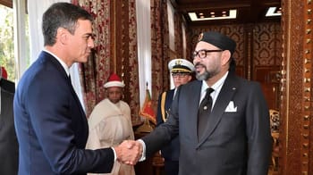 Sánchez et Mohammed VI se serrent la main lors d'une réunion diplomatique.