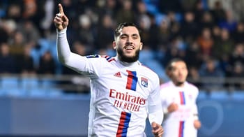 Rayan Cherki célèbre après un but pour l'Olympique Lyonnais.
