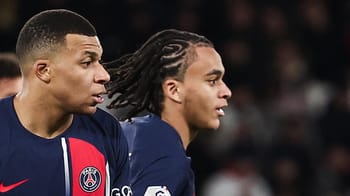 Kylian Mbappé et Ethan lors d'une célébration sportive.