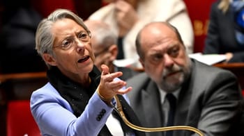 Élisabeth Borne s'exprime lors d'une discussion politique.