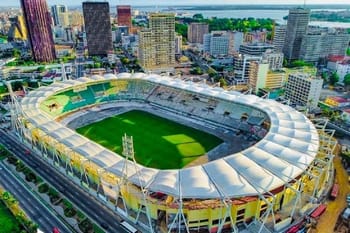 Stade de football urbain avec vue aérienne sur la ville.