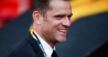 Rothen souriant lors d'une interview sportive.