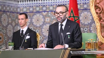Mohammed VI en réunion officielle avec un décor marocain traditionnel.