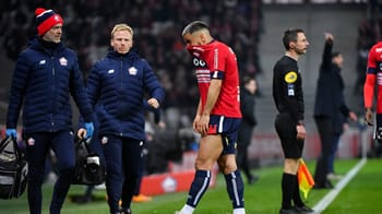 Adam Ounas en action lors de la CAN 2023, entouré de ses coéquipiers et du staff technique.