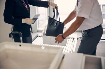 Contrôles de sécurité à l'aéroport, passager et agent en action.
