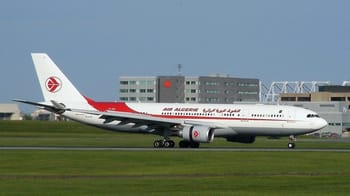 Avion Air Algérie en vol au sol, prêt à décoller ou atterrir.