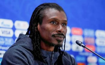 Aliou Cissé, entraîneur de football, lors d'une conférence de presse.