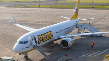 Avion Ryanair avec logo DUZZ, évacuation d'urgence en cours.