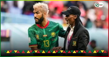 Choupo Moting et un officiel lors d'un match de CAN 2023.