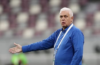 Hubert Velud, entraîneur des étalons, sur le terrain de football.