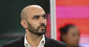 Entraîneur marocain concentré lors d'une conférence de presse.