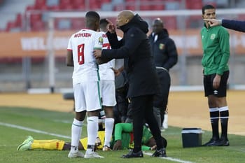 Joueur de football blessé sur le terrain, assistance médicale en cours.