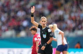 Arbitre féminine en action lors de la CAN 2023 au Maroc.