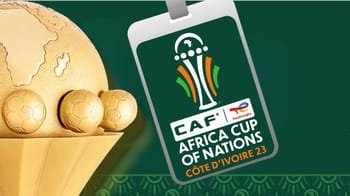 Badge officiel de la CAN 2023 avec logo et trophée.
