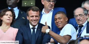 Jeune homme souriant avec Macron lors d'un événement officiel.