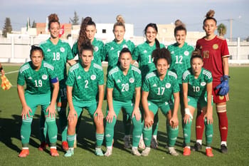 Équipe féminine de football d'Algérie en uniforme vert sur le terrain.