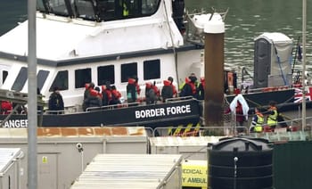 Agents de la frontière maritime en intervention sur un bateau.
