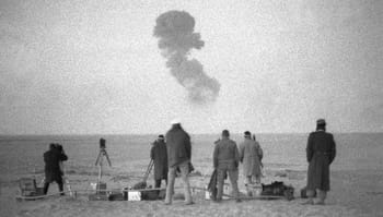 Groupe de scientifiques observant une explosion nucléaire en mer.