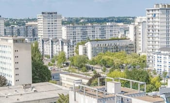 Vue d'ensemble de bâtiments résidentiels modernes à Paris.