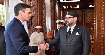Mohammed VI et Sanchez se serrent la main lors d'une rencontre officielle.
