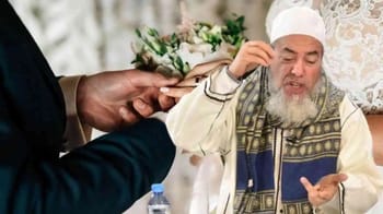 Homme âgé en tenue traditionnelle lors d'une cérémonie de mariage.