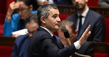 Homme politique s'exprimant lors d'une session parlementaire en France.