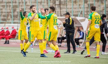Joueurs de JS Kabylie en entraînement avant le match contre le MCA.