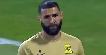 Karim Benzema avec un maillot de football jaune sur le terrain.