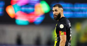 Karim Benzema lors d'un match en Arabie saoudite, regardant vers l'avant.