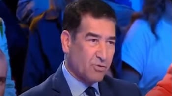Karim Zeribi s'exprime lors d'un débat politique sur l'extrême droite.
