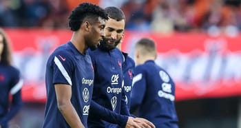 Karim Benzema et Kingsley Coman lors d'un match de football.